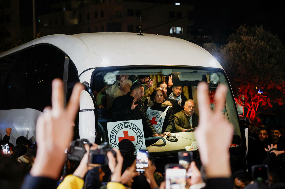 Ljudi okupljeni u Ramali pozdravljaju oslobođene palestinske zatvorenike, Foto: REUTERS