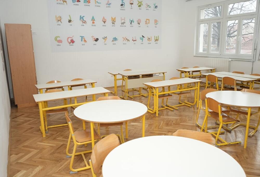 <p>Ministarka Jakšić Stojanović i gradonačelnik Đurašković posjetili obrazovno-vaspitne ustanove na Cetinju</p>