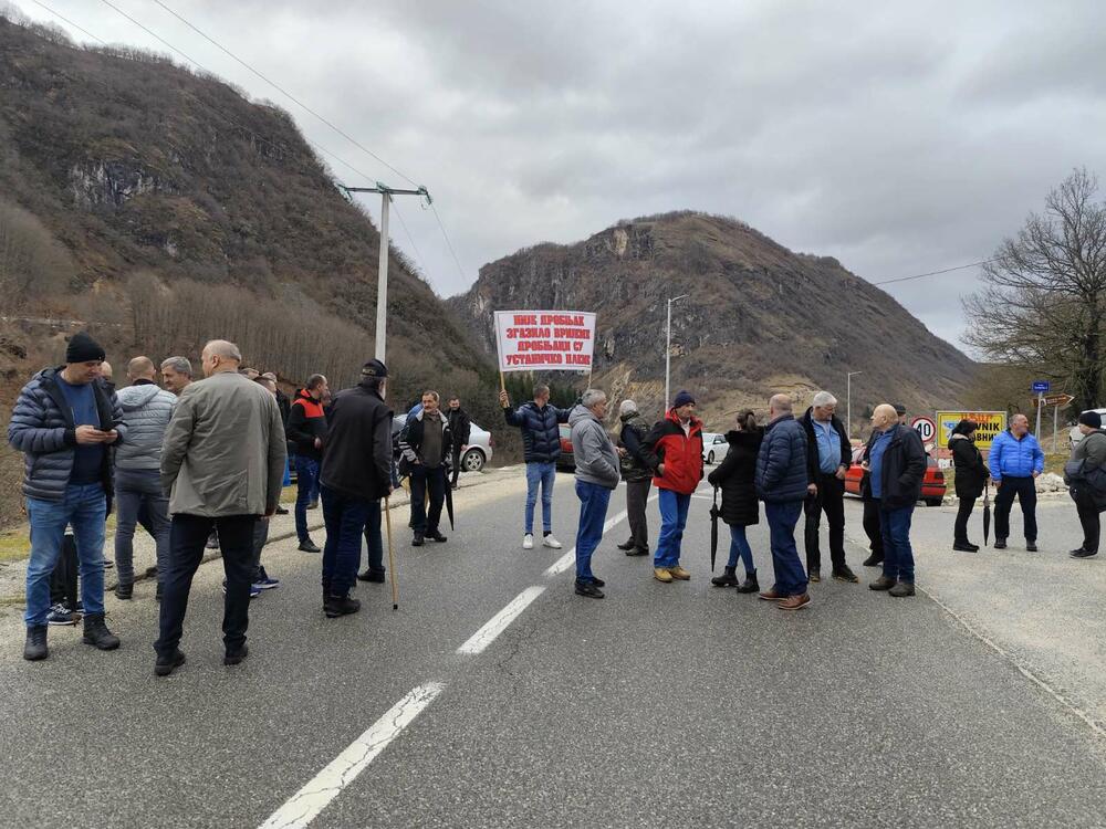 <p>Blokadu organizuju koalicije "Za budućnost Šavnika" i "Idemo ljudi"</p>