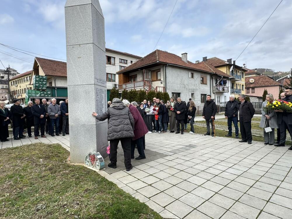 <p>Kod Spomen obilježja žrtvama u Bijelom Polju, je obilježno 32 godine od zločina u Štrpcima</p>