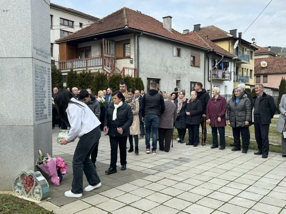 <p>Kod Spomen obilježja žrtvama u Bijelom Polju, je obilježno 32 godine od zločina u Štrpcima</p>