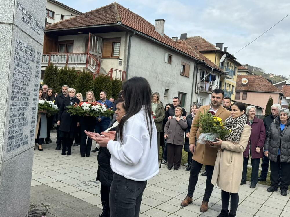 <p>Kod Spomen obilježja žrtvama u Bijelom Polju, je obilježno 32 godine od zločina u Štrpcima</p>