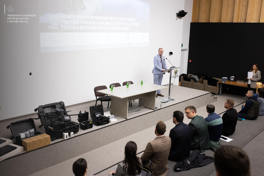 <p>"Predajom dronova MPŠV i potpisivanjem memoranduma o razumijevanju sa JPNP, kao i upravljačima parkova prirode Komovi i Orjen, napravili smo značajan korak ka održivom upravljanju prirodnim resursima Crne Gore"</p>