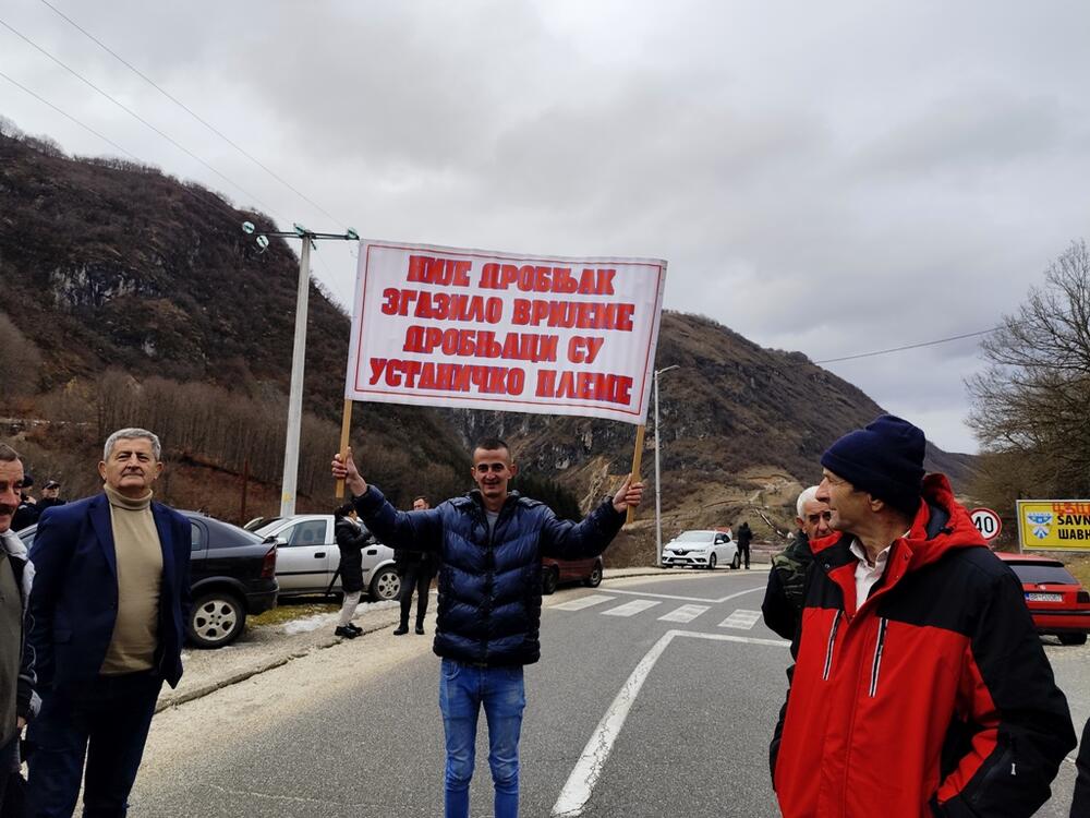 <p>Blokadu organizuju koalicije "Za budućnost Šavnika" i "Idemo ljudi"</p>