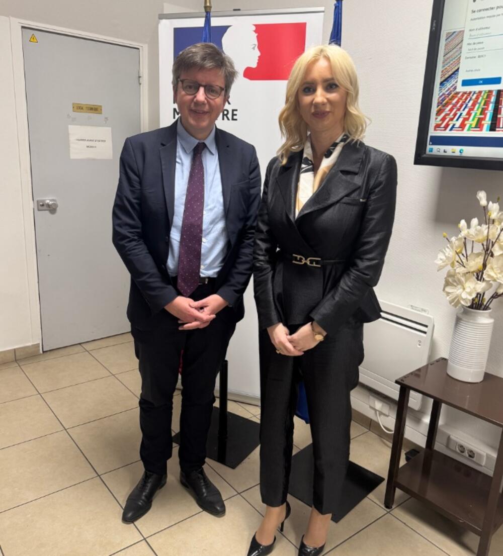 <p>Gorčević je, na sastanku u Parizu sa delegiranim ministrom za Evropu, Benžamenom Adadom, kazala da je Crnoj Gori podrška Francuske izuzetno važna, jer se ta država zalaže za proces zasnovan na zaslugama i ubrzanje integracije Zapadnog Balkana</p>