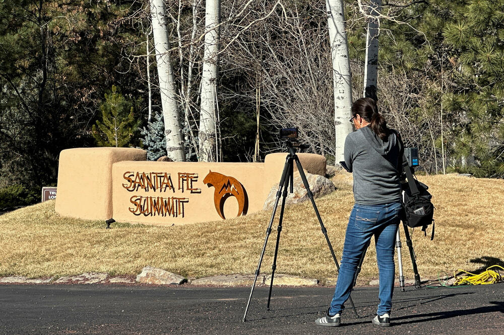 Reporteri ispred kapija naselja u kojem je živio Hekmen, Foto: Reuters