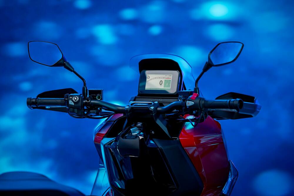 <p><strong>Pov</strong><strong>j</strong><strong>erenje</strong>. To je ono što osjetite kada se vozite na ADV350 skuteru. Sportska snaga motora se susrijeće sa robusnom šasijom i novim zadnjim vješanjem za dodatnu udobnost i lako pokrivanje terena.</p>