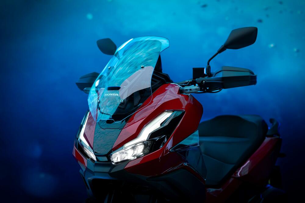 <p><strong>Pov</strong><strong>j</strong><strong>erenje</strong>. To je ono što osjetite kada se vozite na ADV350 skuteru. Sportska snaga motora se susrijeće sa robusnom šasijom i novim zadnjim vješanjem za dodatnu udobnost i lako pokrivanje terena.</p>