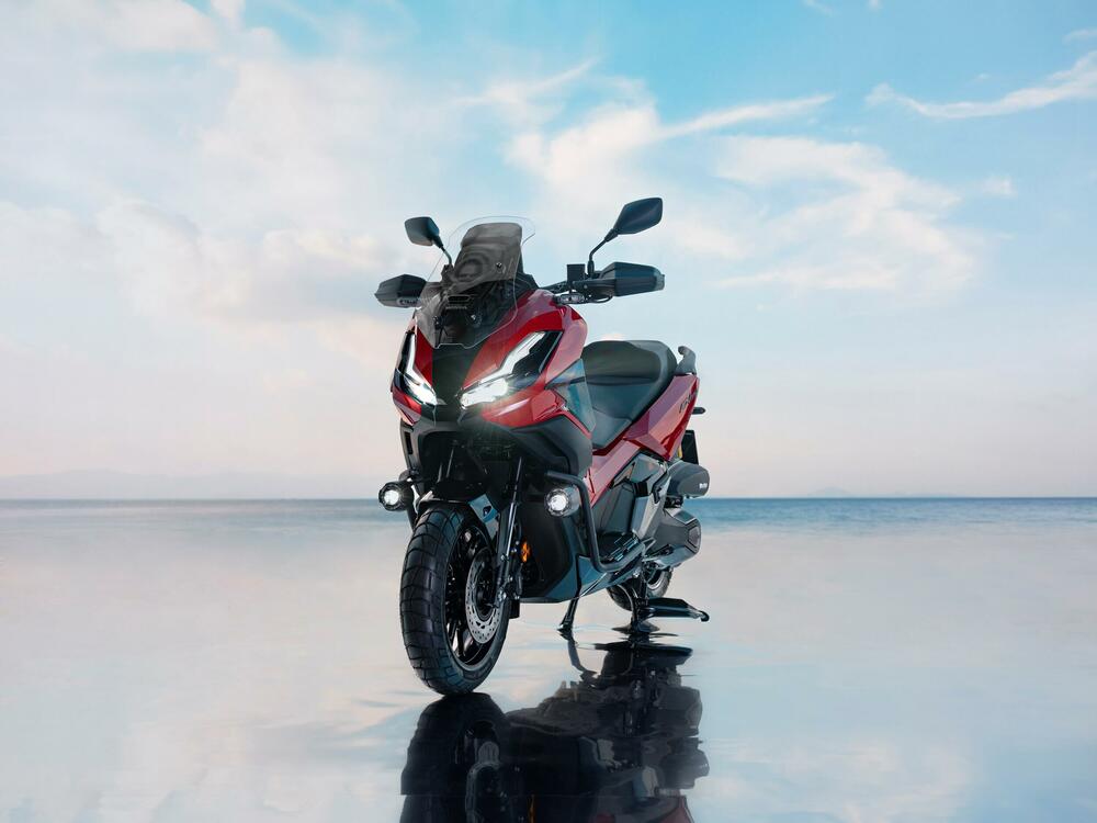 <p><strong>Pov</strong><strong>j</strong><strong>erenje</strong>. To je ono što osjetite kada se vozite na ADV350 skuteru. Sportska snaga motora se susrijeće sa robusnom šasijom i novim zadnjim vješanjem za dodatnu udobnost i lako pokrivanje terena.</p>