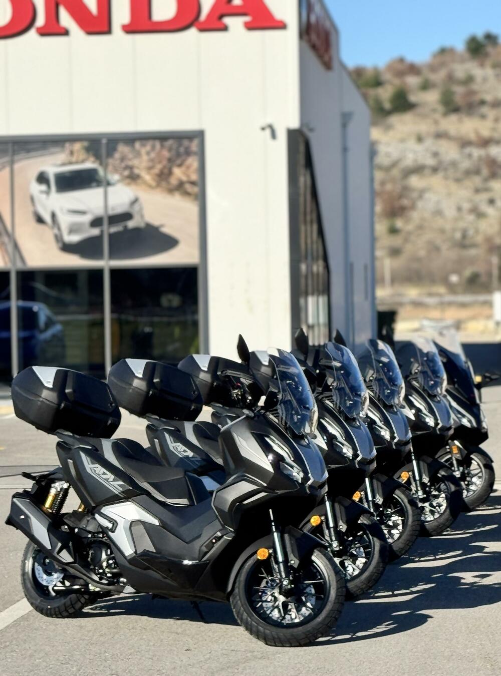 <p><strong>Pov</strong><strong>j</strong><strong>erenje</strong>. To je ono što osjetite kada se vozite na ADV350 skuteru. Sportska snaga motora se susrijeće sa robusnom šasijom i novim zadnjim vješanjem za dodatnu udobnost i lako pokrivanje terena.</p>