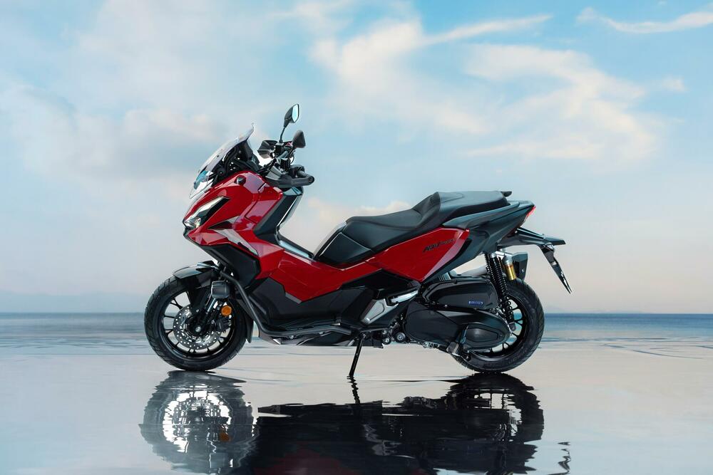 <p><strong>Pov</strong><strong>j</strong><strong>erenje</strong>. To je ono što osjetite kada se vozite na ADV350 skuteru. Sportska snaga motora se susrijeće sa robusnom šasijom i novim zadnjim vješanjem za dodatnu udobnost i lako pokrivanje terena.</p>