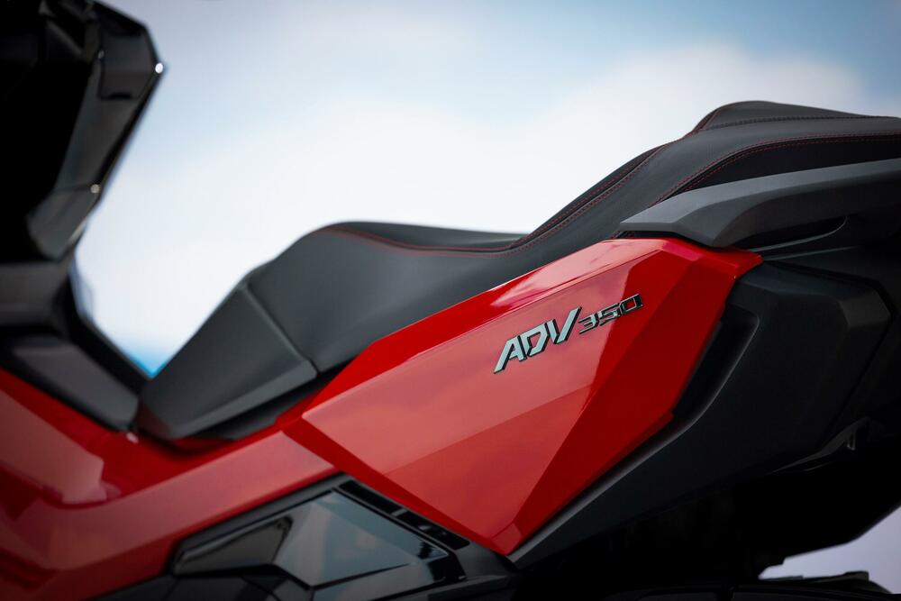 <p><strong>Pov</strong><strong>j</strong><strong>erenje</strong>. To je ono što osjetite kada se vozite na ADV350 skuteru. Sportska snaga motora se susrijeće sa robusnom šasijom i novim zadnjim vješanjem za dodatnu udobnost i lako pokrivanje terena.</p>