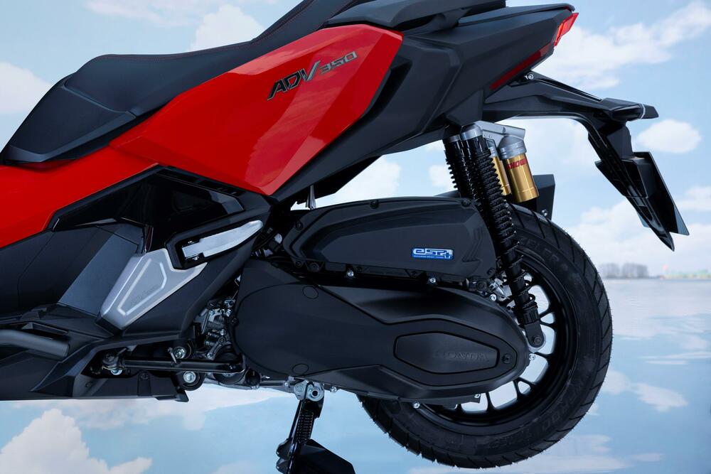 <p><strong>Pov</strong><strong>j</strong><strong>erenje</strong>. To je ono što osjetite kada se vozite na ADV350 skuteru. Sportska snaga motora se susrijeće sa robusnom šasijom i novim zadnjim vješanjem za dodatnu udobnost i lako pokrivanje terena.</p>