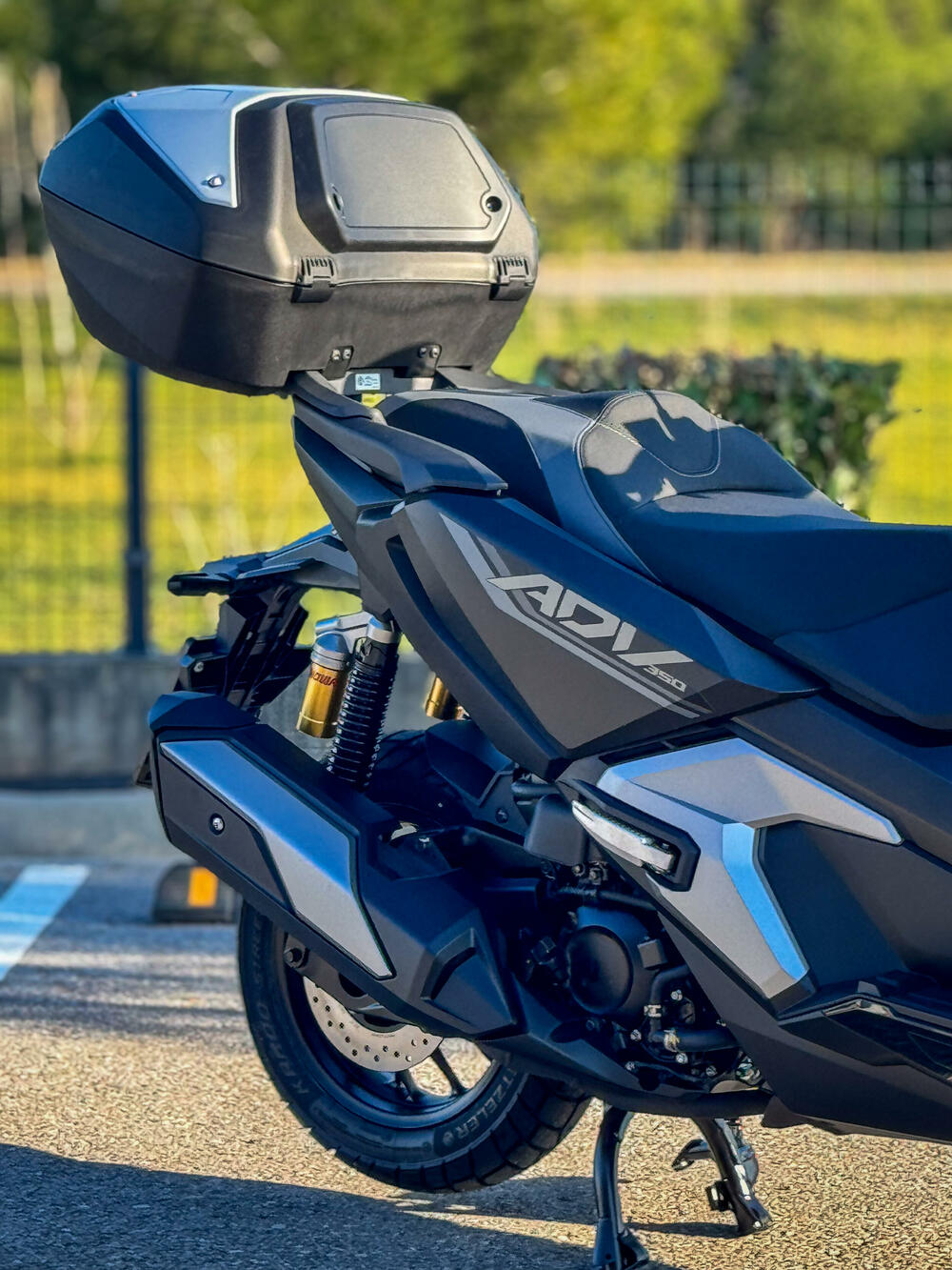 <p><strong>Pov</strong><strong>j</strong><strong>erenje</strong>. To je ono što osjetite kada se vozite na ADV350 skuteru. Sportska snaga motora se susrijeće sa robusnom šasijom i novim zadnjim vješanjem za dodatnu udobnost i lako pokrivanje terena.</p>