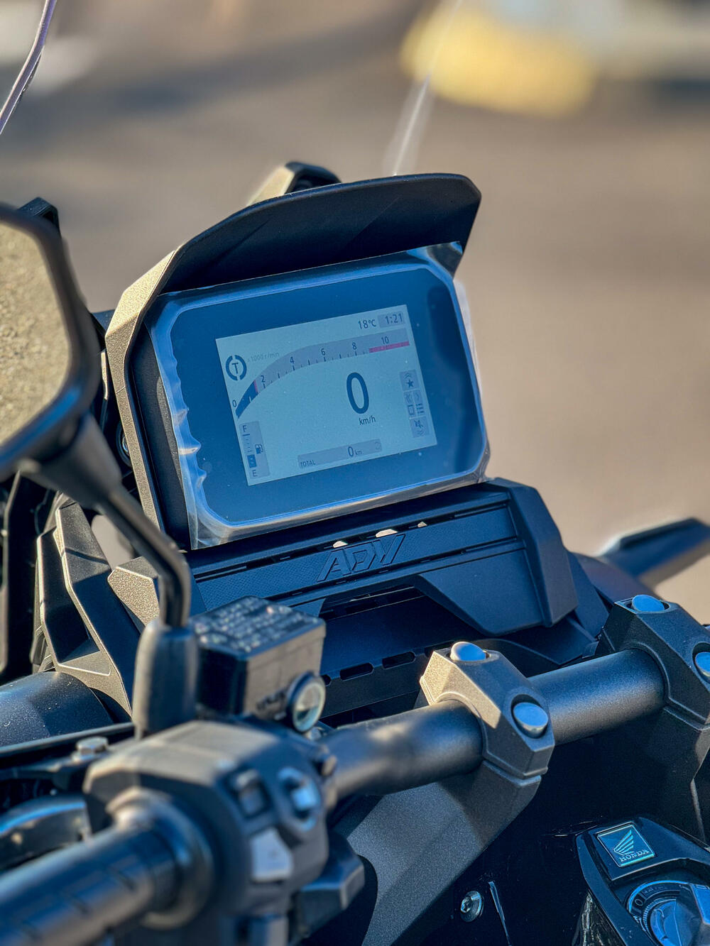 <p><strong>Pov</strong><strong>j</strong><strong>erenje</strong>. To je ono što osjetite kada se vozite na ADV350 skuteru. Sportska snaga motora se susrijeće sa robusnom šasijom i novim zadnjim vješanjem za dodatnu udobnost i lako pokrivanje terena.</p>