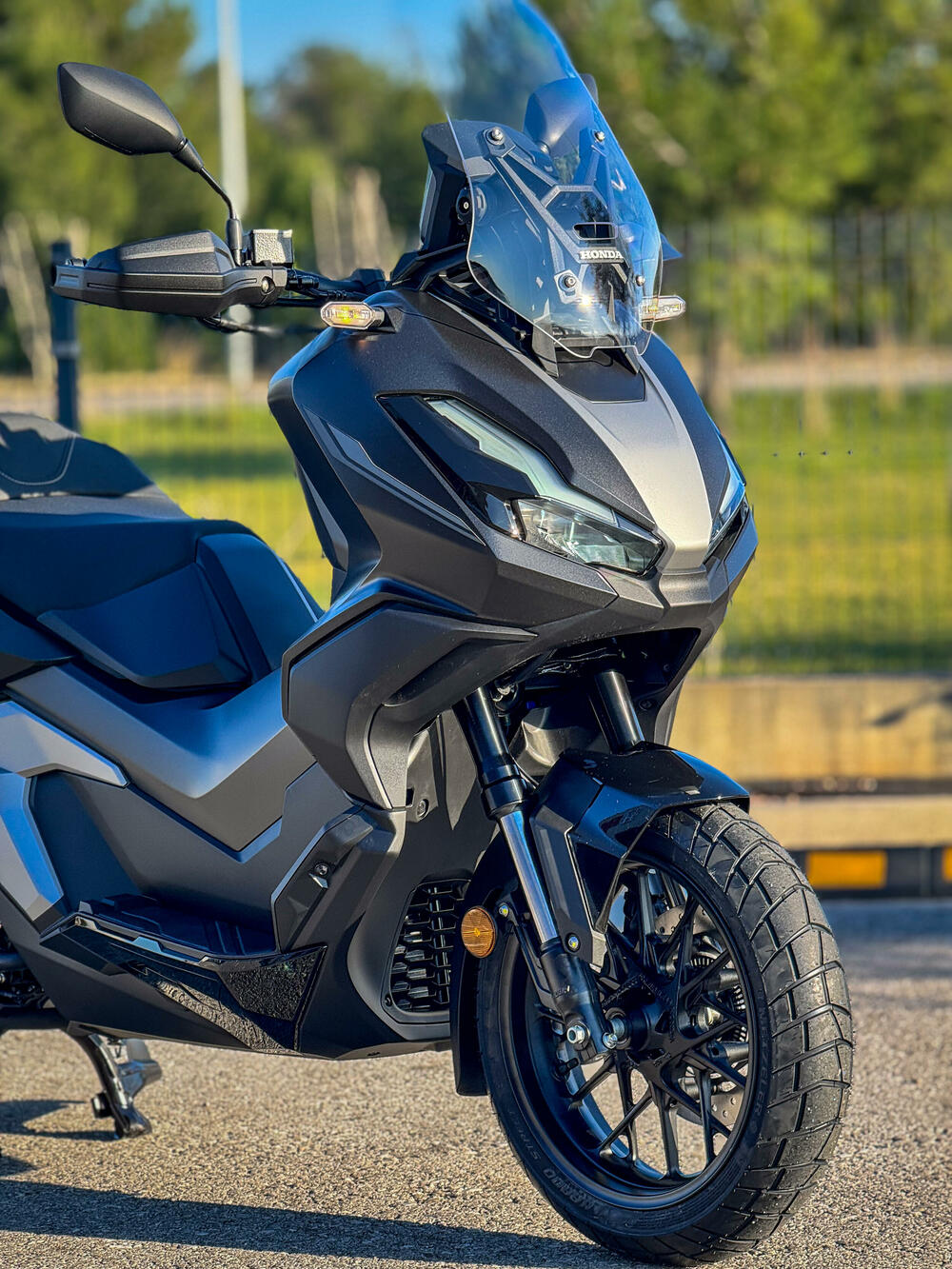 <p><strong>Pov</strong><strong>j</strong><strong>erenje</strong>. To je ono što osjetite kada se vozite na ADV350 skuteru. Sportska snaga motora se susrijeće sa robusnom šasijom i novim zadnjim vješanjem za dodatnu udobnost i lako pokrivanje terena.</p>