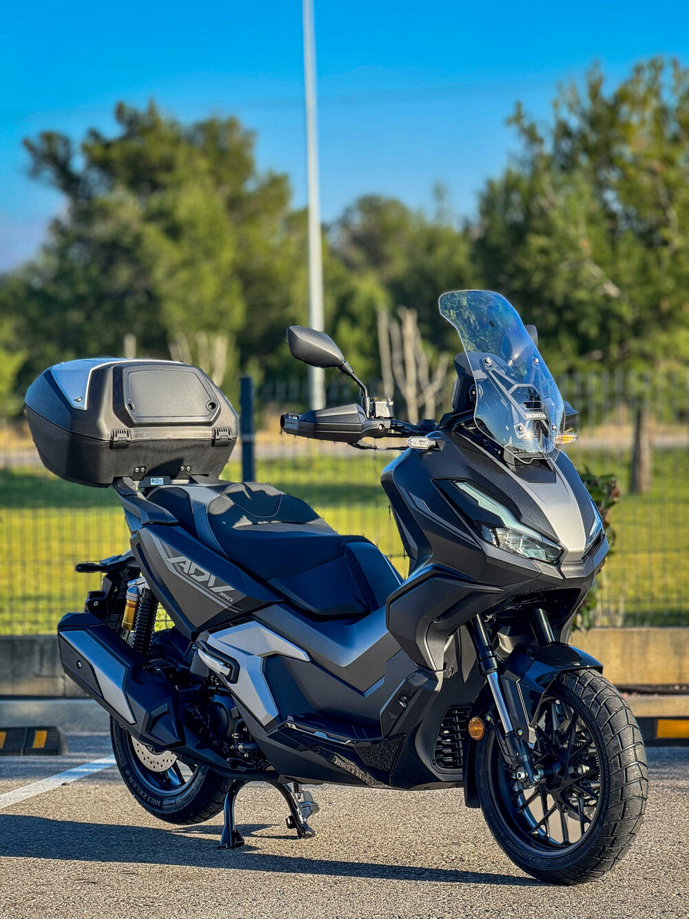 <p><strong>Pov</strong><strong>j</strong><strong>erenje</strong>. To je ono što osjetite kada se vozite na ADV350 skuteru. Sportska snaga motora se susrijeće sa robusnom šasijom i novim zadnjim vješanjem za dodatnu udobnost i lako pokrivanje terena.</p>