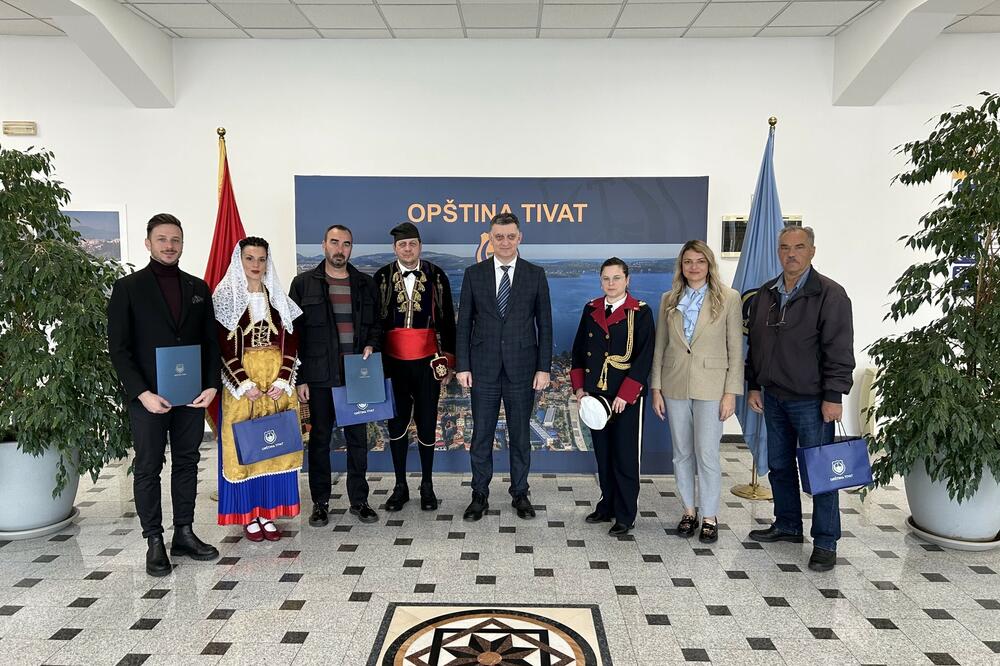 Komnenić sa predstavnicima NVO, Foto: Opština Tivat