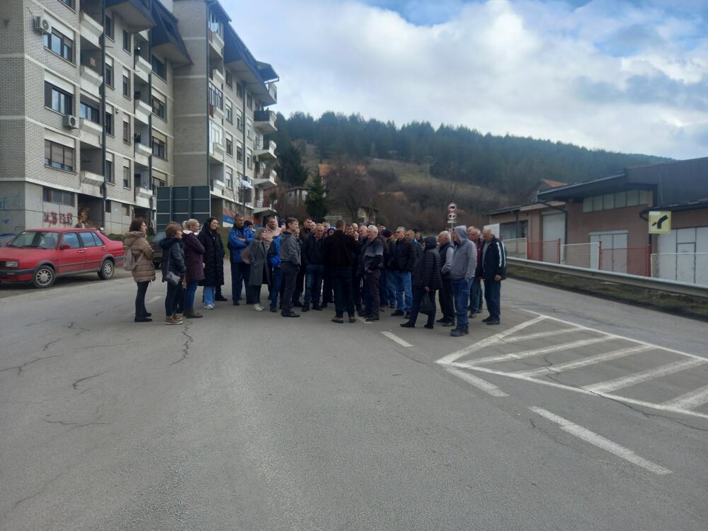 <p>"Svi su obećavali da će otvoriti fabriku da će nas sve isplatiti i da će fabrika krenuti ali ništa od toga. Abazović mi je lično u razgovoru rekao da će otvoriti fabriku i da će sve radnike isplatiti, a Brkovića zatvoriti. Kada je došao Spajić rekao je da će voditi računa da se što prije riješi problem 'Vektre Jakić'. Ni dan danas ništa nije uradio", rekao je predstavnik radnika Žarko Mazalica</p>