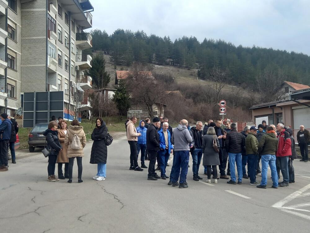 <p>"Svi su obećavali da će otvoriti fabriku da će nas sve isplatiti i da će fabrika krenuti ali ništa od toga. Abazović mi je lično u razgovoru rekao da će otvoriti fabriku i da će sve radnike isplatiti, a Brkovića zatvoriti. Kada je došao Spajić rekao je da će voditi računa da se što prije riješi problem 'Vektre Jakić'. Ni dan danas ništa nije uradio", rekao je predstavnik radnika Žarko Mazalica</p>