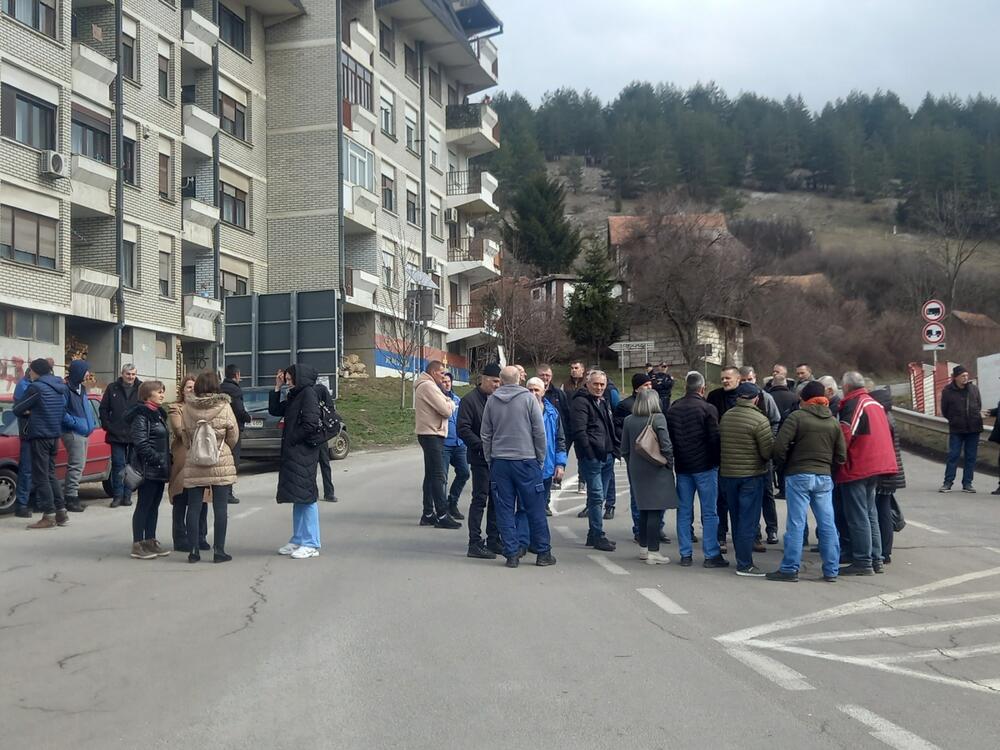 <p>"Svi su obećavali da će otvoriti fabriku da će nas sve isplatiti i da će fabrika krenuti ali ništa od toga. Abazović mi je lično u razgovoru rekao da će otvoriti fabriku i da će sve radnike isplatiti, a Brkovića zatvoriti. Kada je došao Spajić rekao je da će voditi računa da se što prije riješi problem 'Vektre Jakić'. Ni dan danas ništa nije uradio", rekao je predstavnik radnika Žarko Mazalica</p>