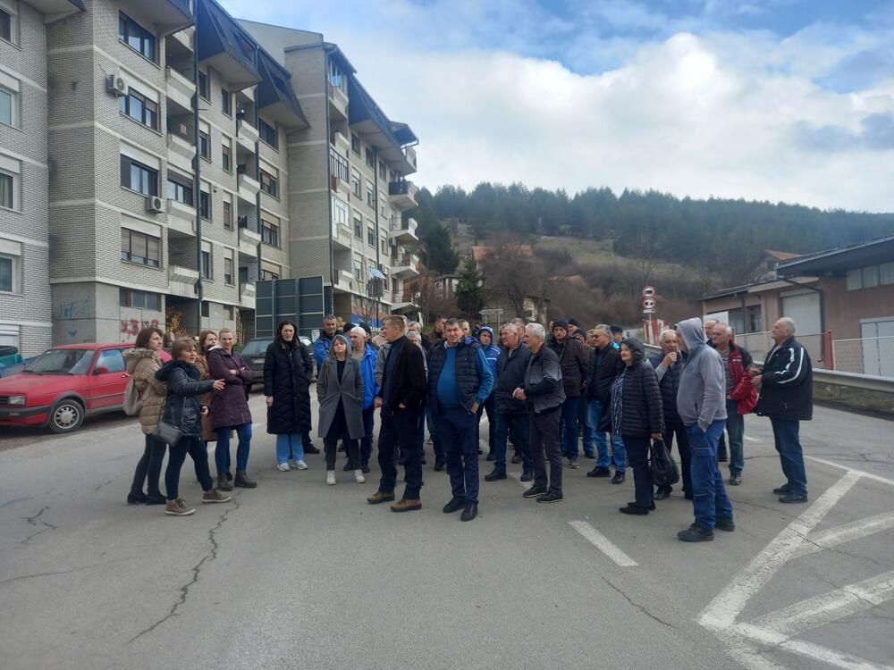 <p>"Svi su obećavali da će otvoriti fabriku da će nas sve isplatiti i da će fabrika krenuti ali ništa od toga. Abazović mi je lično u razgovoru rekao da će otvoriti fabriku i da će sve radnike isplatiti, a Brkovića zatvoriti. Kada je došao Spajić rekao je da će voditi računa da se što prije riješi problem 'Vektre Jakić'. Ni dan danas ništa nije uradio", rekao je predstavnik radnika Žarko Mazalica</p>