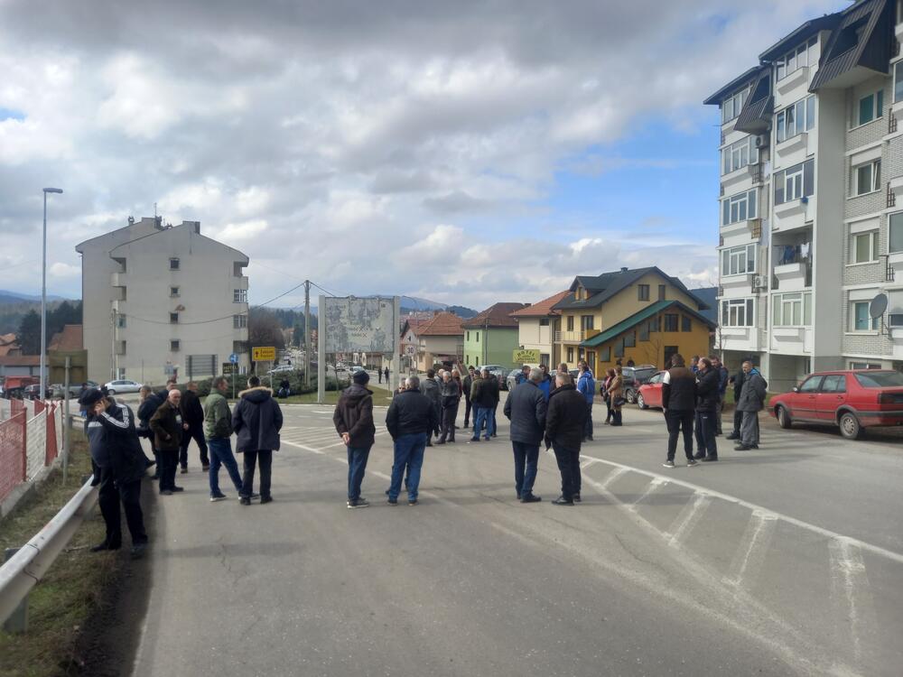 <p>"Svi su obećavali da će otvoriti fabriku da će nas sve isplatiti i da će fabrika krenuti ali ništa od toga. Abazović mi je lično u razgovoru rekao da će otvoriti fabriku i da će sve radnike isplatiti, a Brkovića zatvoriti. Kada je došao Spajić rekao je da će voditi računa da se što prije riješi problem 'Vektre Jakić'. Ni dan danas ništa nije uradio", rekao je predstavnik radnika Žarko Mazalica</p>