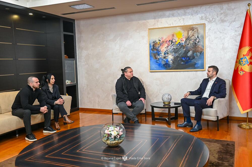 Spajić sa članovima porodice ubijenog Ljubiše Mrdaka, Foto: Bojana Ćupić/Vlada Crne Gore