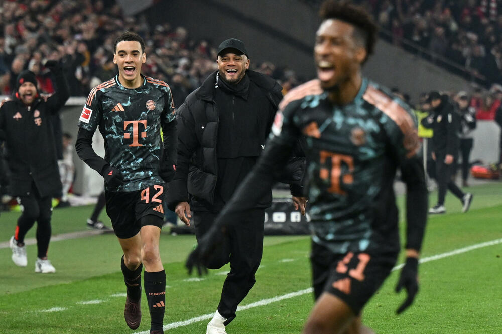 I Kompani je utrčao u teren da slavi gol Komana, Foto: Reuters