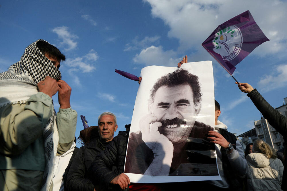 Pristalice ističu poster koji prikazuje zatvorenog vođu Kurdistanske radničke partije (PKK) Abdulaha Odžalana u Dijarbakiru, jugoistočna Turska, 27. 2. 2025., Foto: Reuters