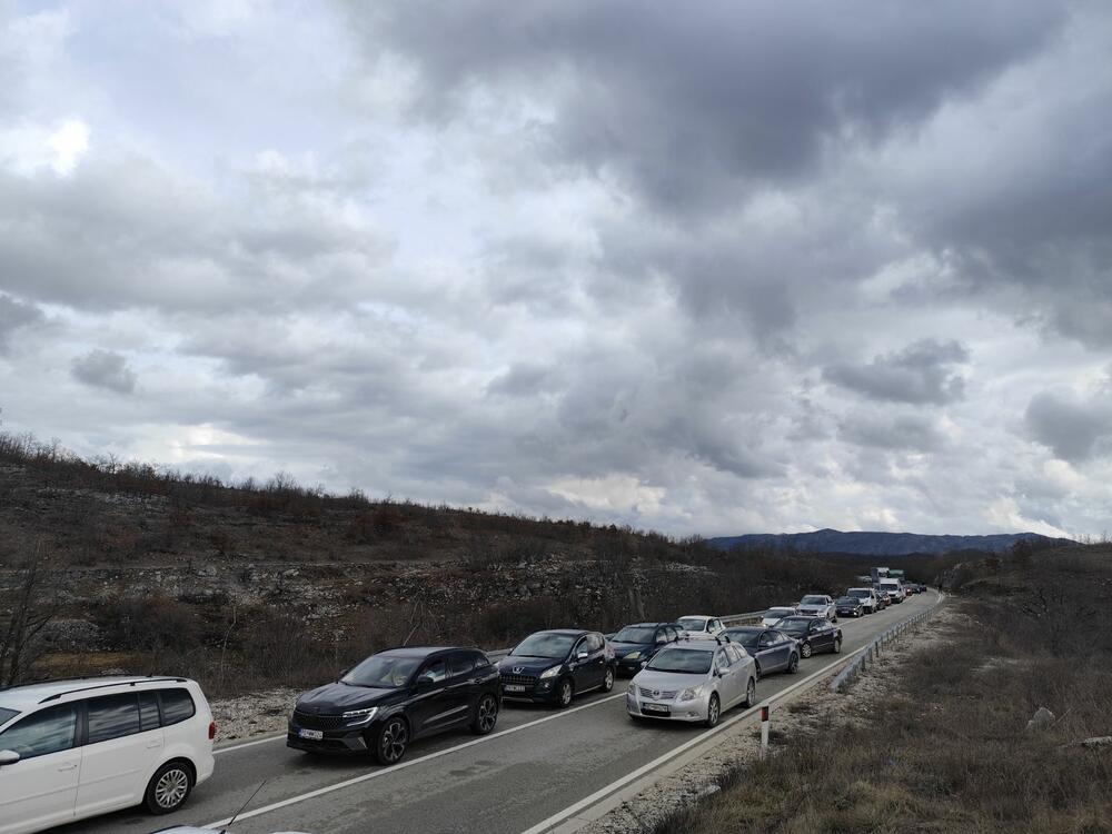 <p>"Ovdje je bila ruta kuda su Sirijci prolazili. Kad su vidjeli kakav je put, rekli su nam da idemo i mi s njima", kazao je Momčilo Mićunović, član Savjeta MZ Trubjela</p>