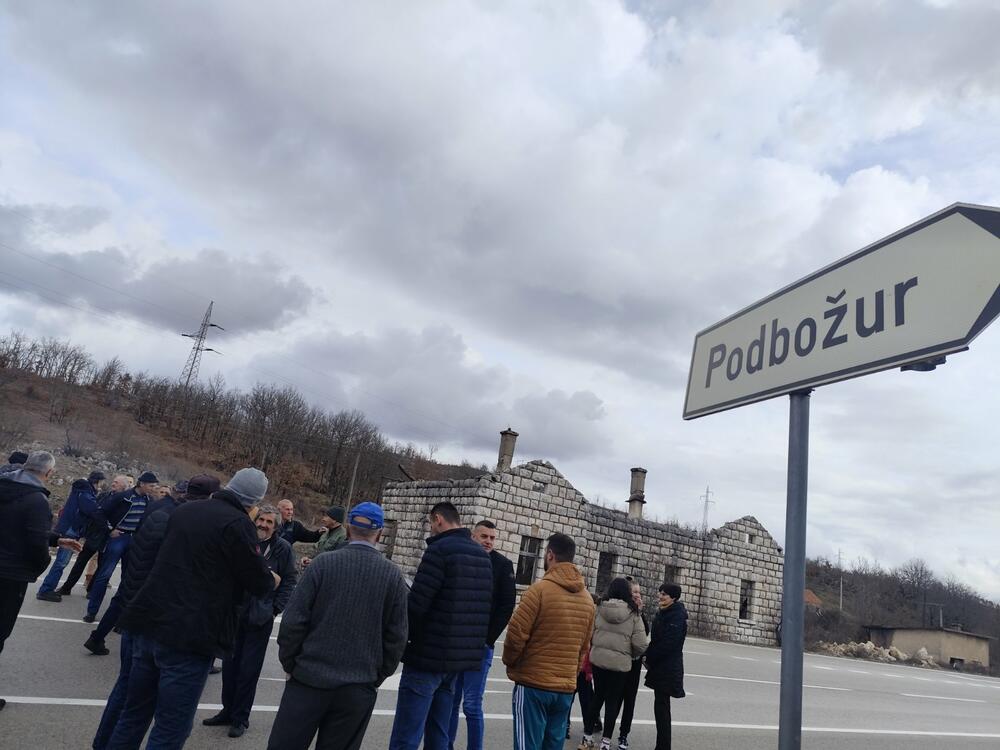 <p>"Ovdje je bila ruta kuda su Sirijci prolazili. Kad su vidjeli kakav je put, rekli su nam da idemo i mi s njima", kazao je Momčilo Mićunović, član Savjeta MZ Trubjela</p>