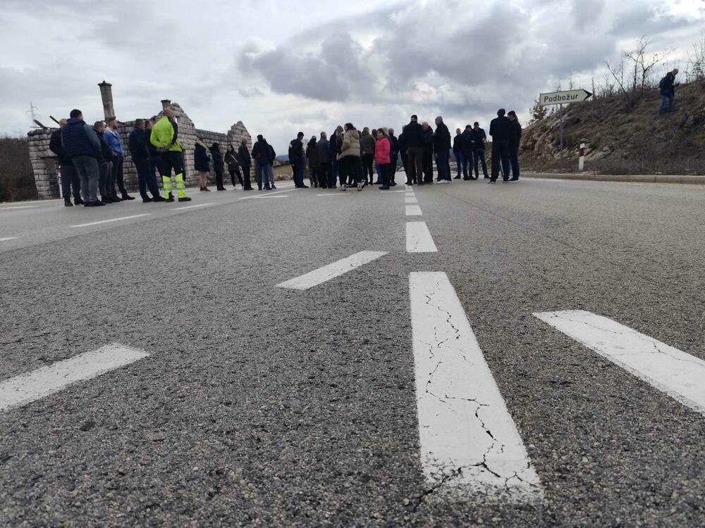 <p>"Ovdje je bila ruta kuda su Sirijci prolazili. Kad su vidjeli kakav je put, rekli su nam da idemo i mi s njima", kazao je Momčilo Mićunović, član Savjeta MZ Trubjela</p>