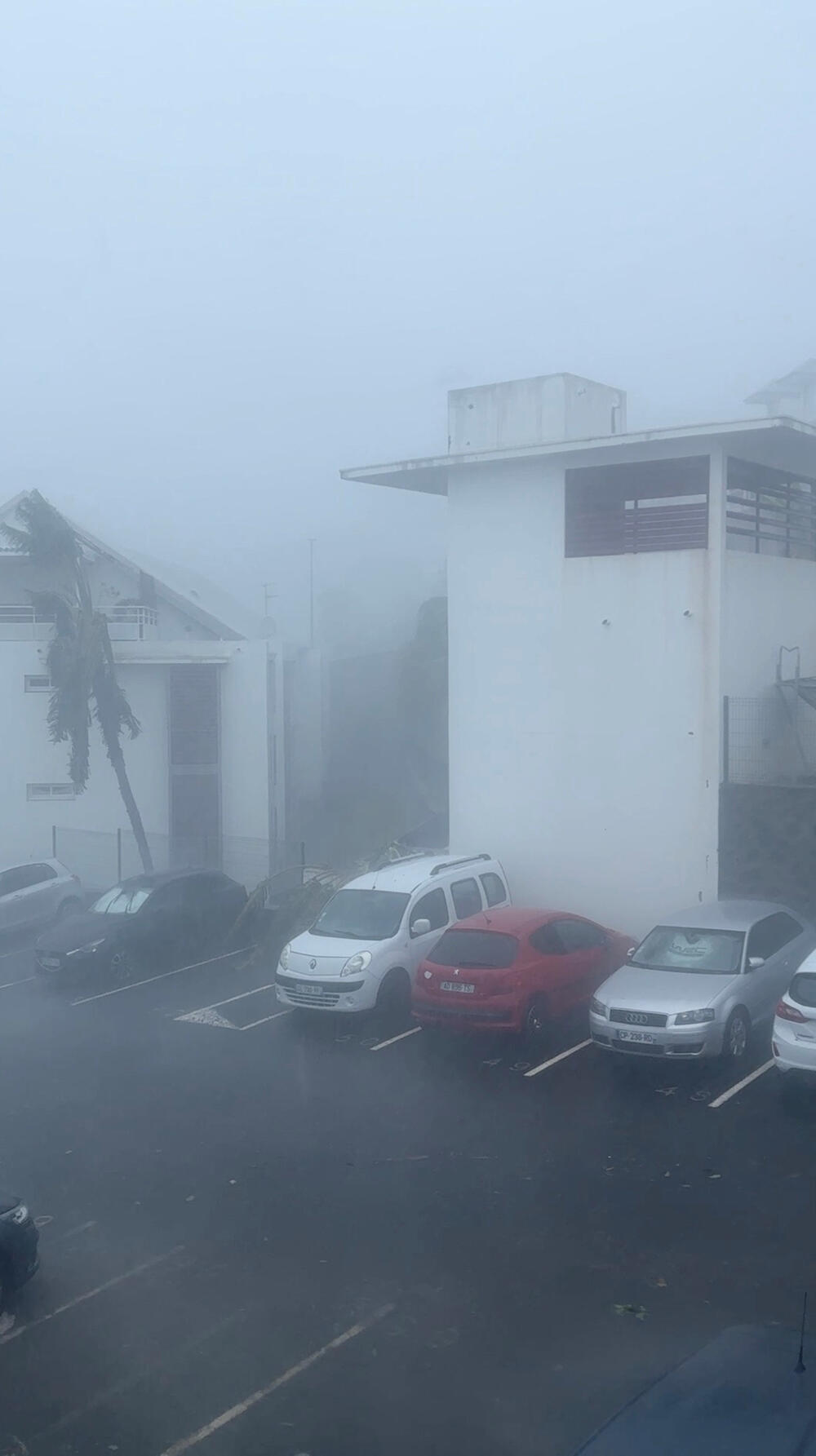 <p>"Garans je smanjen na jaku tropsku oluju, a crvena uzbuna je ukinuta", navela je lokalna prefektura na društvenoj mreži Iks, savjetujući stanovništvu da ostane oprezno i ograniči putovanja</p>