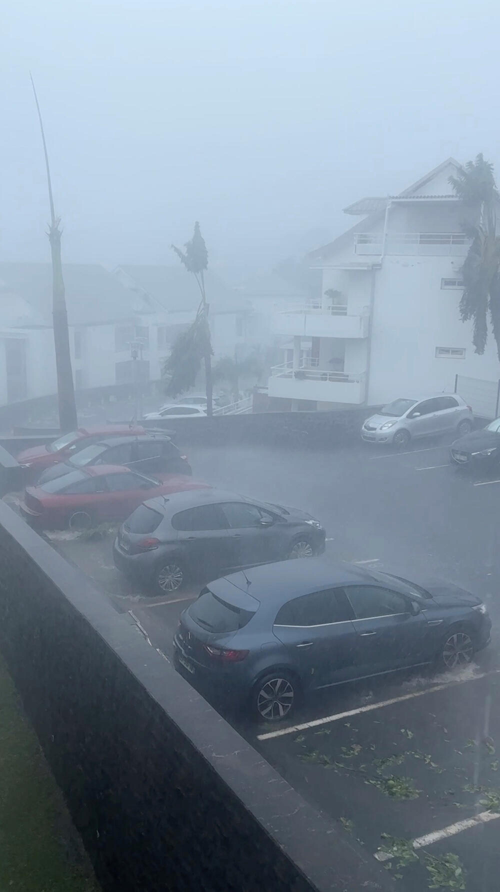 <p>"Garans je smanjen na jaku tropsku oluju, a crvena uzbuna je ukinuta", navela je lokalna prefektura na društvenoj mreži Iks, savjetujući stanovništvu da ostane oprezno i ograniči putovanja</p>