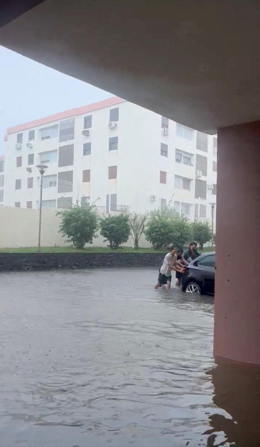 <p>"Garans je smanjen na jaku tropsku oluju, a crvena uzbuna je ukinuta", navela je lokalna prefektura na društvenoj mreži Iks, savjetujući stanovništvu da ostane oprezno i ograniči putovanja</p>