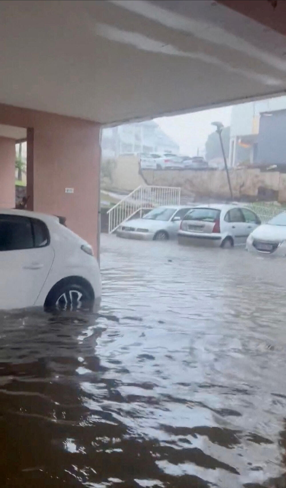 <p>"Garans je smanjen na jaku tropsku oluju, a crvena uzbuna je ukinuta", navela je lokalna prefektura na društvenoj mreži Iks, savjetujući stanovništvu da ostane oprezno i ograniči putovanja</p>