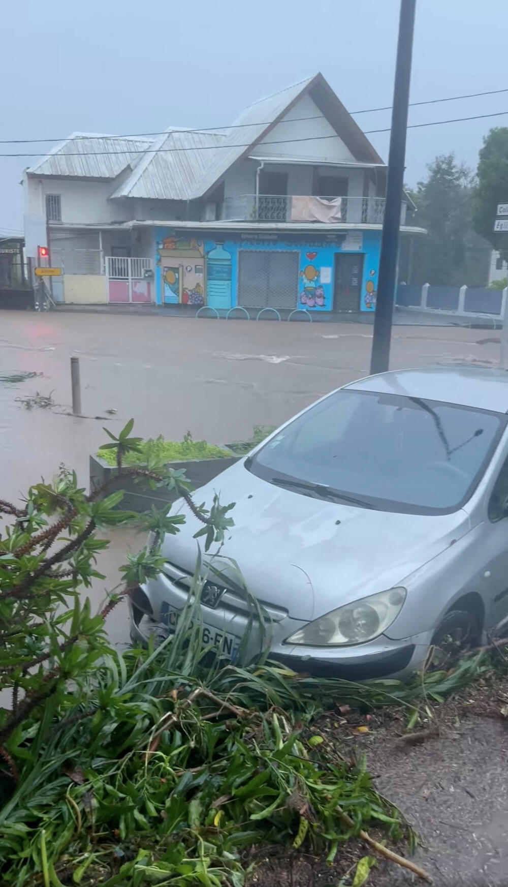 <p>"Garans je smanjen na jaku tropsku oluju, a crvena uzbuna je ukinuta", navela je lokalna prefektura na društvenoj mreži Iks, savjetujući stanovništvu da ostane oprezno i ograniči putovanja</p>