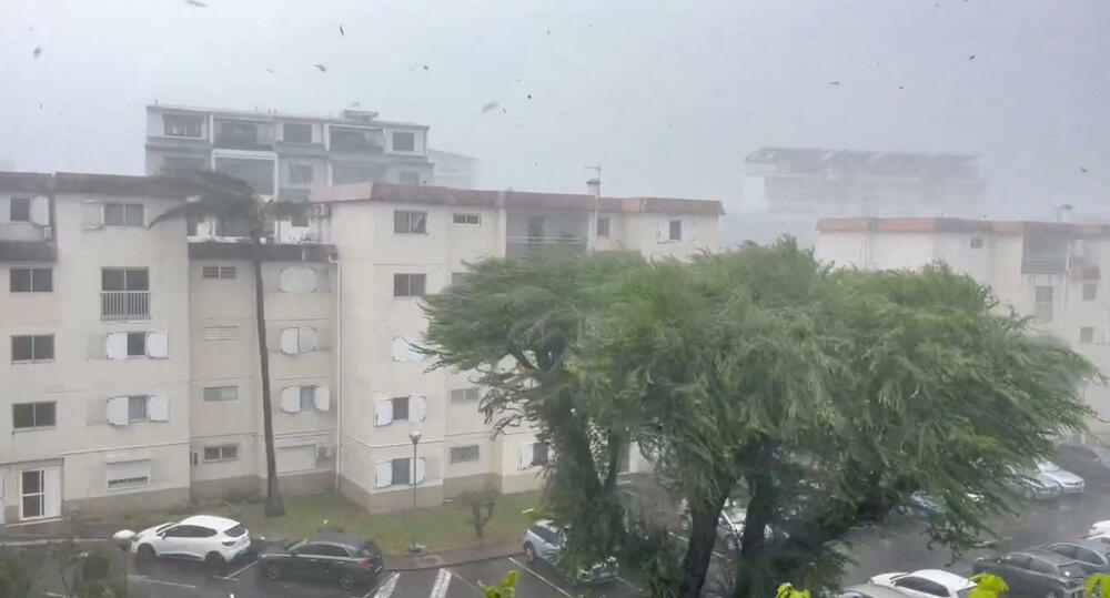 <p>"Garans je smanjen na jaku tropsku oluju, a crvena uzbuna je ukinuta", navela je lokalna prefektura na društvenoj mreži Iks, savjetujući stanovništvu da ostane oprezno i ograniči putovanja</p>