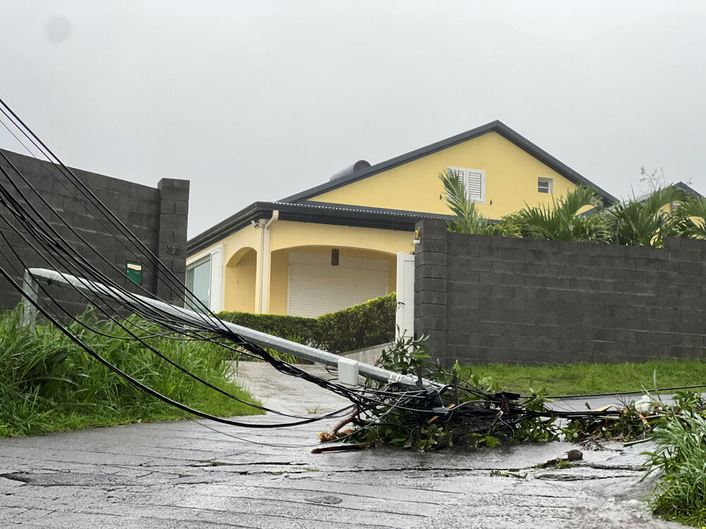 <p>"Garans je smanjen na jaku tropsku oluju, a crvena uzbuna je ukinuta", navela je lokalna prefektura na društvenoj mreži Iks, savjetujući stanovništvu da ostane oprezno i ograniči putovanja</p>