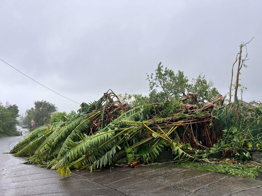 <p>"Garans je smanjen na jaku tropsku oluju, a crvena uzbuna je ukinuta", navela je lokalna prefektura na društvenoj mreži Iks, savjetujući stanovništvu da ostane oprezno i ograniči putovanja</p>