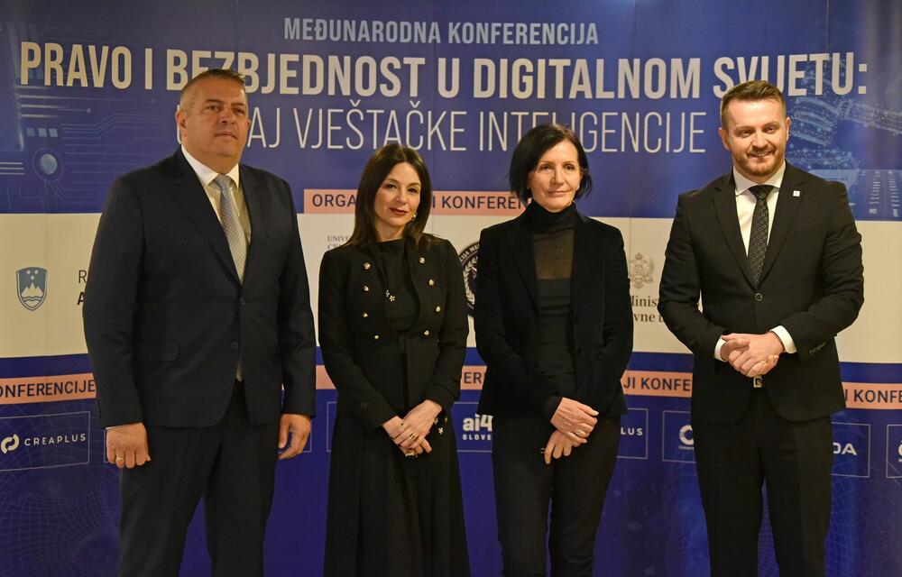 <p>Međunarodna konferencija "Pravo i bezbjednost u digitalnom svijetu - Uticaj vještačke inteligencije", održana je u Kolašinu, u organizaciji Pravnog fakulteta i Asocijacije menadžera bezbjednosti Crne Gore, a pod pokroviteljstvom Ambasade Slovenije u Crnoj Gori, uz podršku Ministarstva javne uprave i Ministarstva pravde</p>