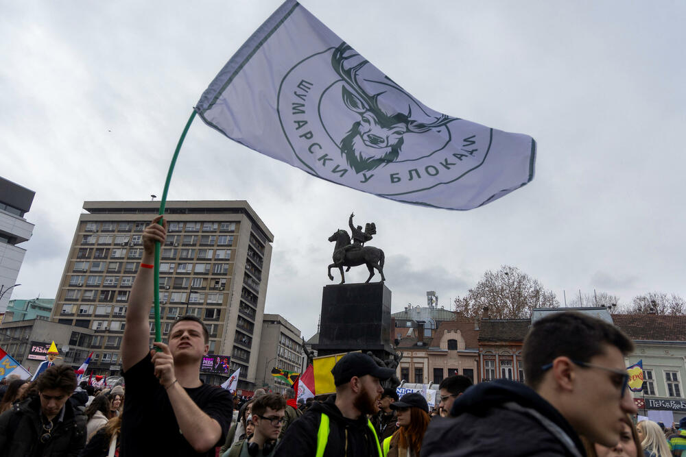 <p>Glavna dešavanja na protestu planirana su od 17.52 do 20 časova. Za tada je najavljen nastup dječijeg hora, govor studenata, "Studentski edikt", nastup blokadnog hora, performans studenata i glumaca</p>