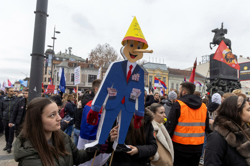 <p>Glavna dešavanja na protestu planirana su od 17.52 do 20 časova. Za tada je najavljen nastup dječijeg hora, govor studenata, "Studentski edikt", nastup blokadnog hora, performans studenata i glumaca</p>