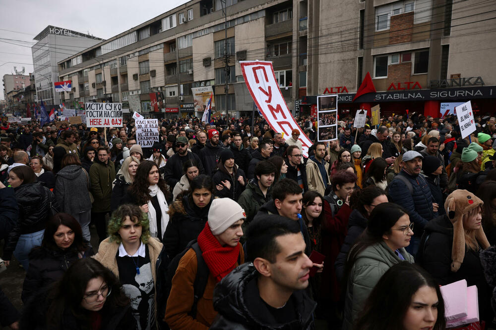 <p>Glavna dešavanja na protestu planirana su od 17.52 do 20 časova. Za tada je najavljen nastup dječijeg hora, govor studenata, "Studentski edikt", nastup blokadnog hora, performans studenata i glumaca</p>