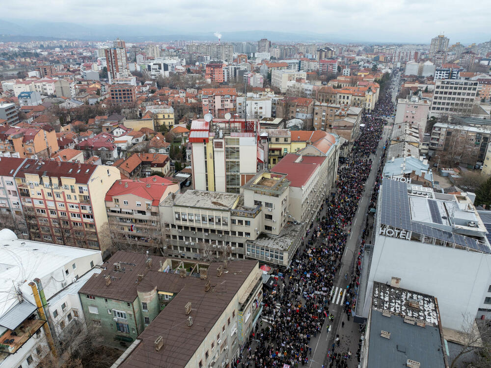 <p>Glavna dešavanja na protestu planirana su od 17.52 do 20 časova. Za tada je najavljen nastup dječijeg hora, govor studenata, "Studentski edikt", nastup blokadnog hora, performans studenata i glumaca</p>