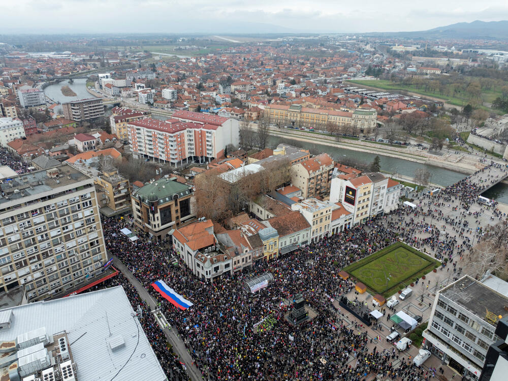 <p>Glavna dešavanja na protestu planirana su od 17.52 do 20 časova. Za tada je najavljen nastup dječijeg hora, govor studenata, "Studentski edikt", nastup blokadnog hora, performans studenata i glumaca</p>