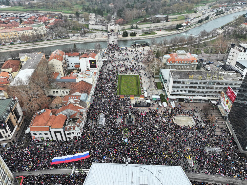 <p>Glavna dešavanja na protestu planirana su od 17.52 do 20 časova. Za tada je najavljen nastup dječijeg hora, govor studenata, "Studentski edikt", nastup blokadnog hora, performans studenata i glumaca</p>