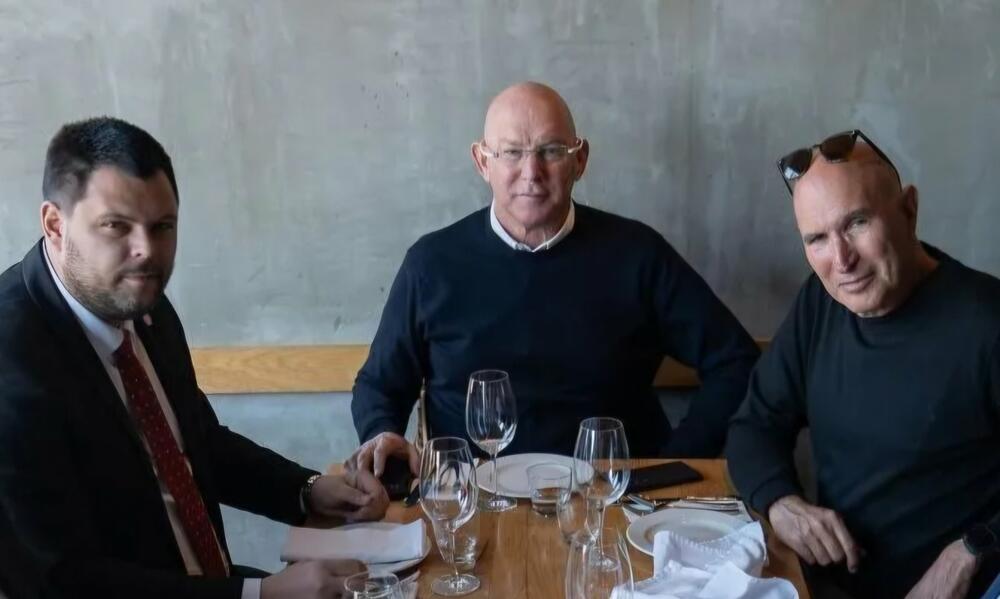 <p>Na radnom ručku, osim Kovačevića, počasnog konzula i predstavnika kompanije BIG, bili su i crnogorski ministar prostornog planiranja, urbanizma i državne imovine Slaven Radunović, kao i predstavnici drugih značajnih kompanija iz Izraela</p>