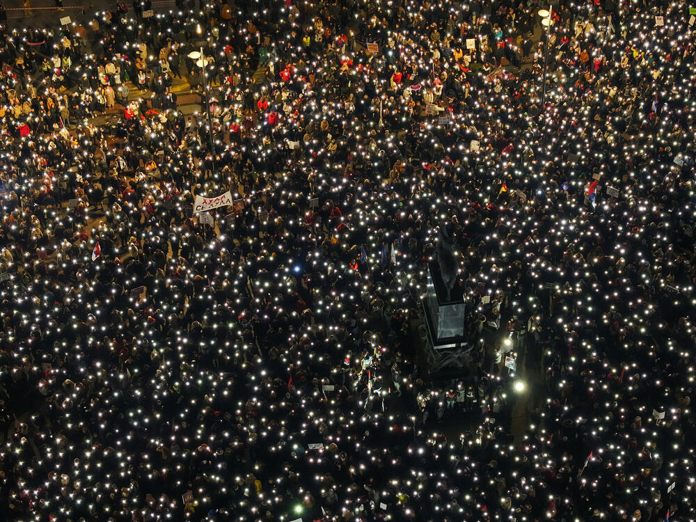 <p>Završnom dijelu protesta prisustvovao je veliki broj studenata i građana iz svih krajeva Srbije, a oni su, nakon ponoći počeli sa čišćenjem centralnih gradskih ulica koje su čitavog dana bile ispunjene demonstrantima</p>